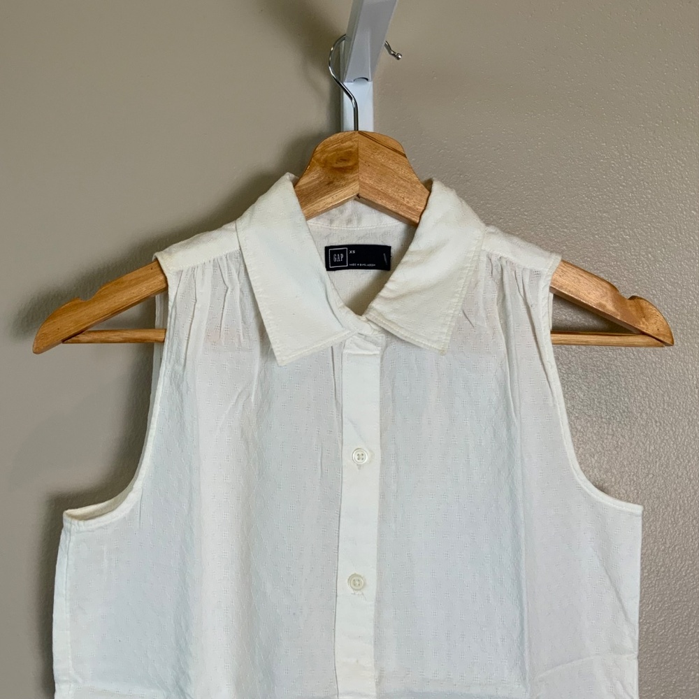 GAP Sleeveless Textured Collared Button Down Shir… - image 6
